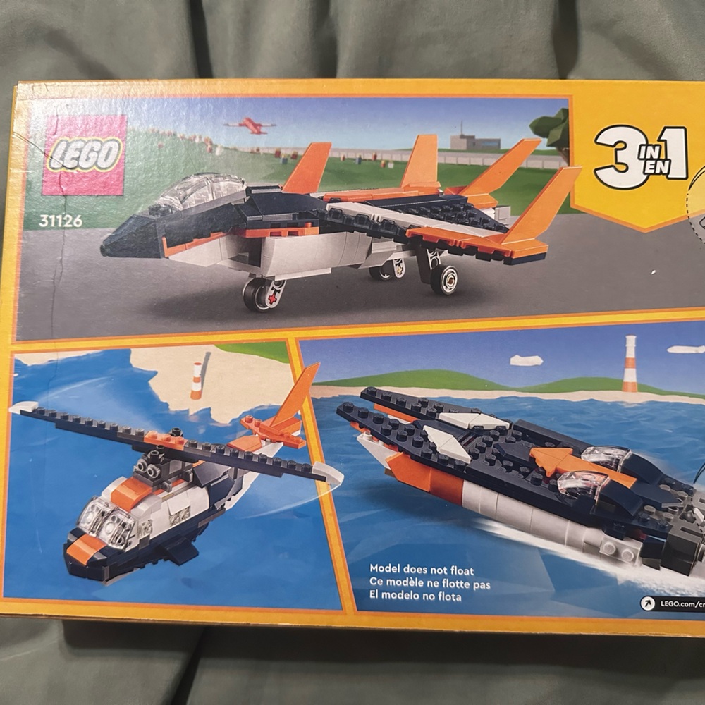 BRAND NEW LEGO STILL IN BOX** Box does have minor damage, see pic for details!!